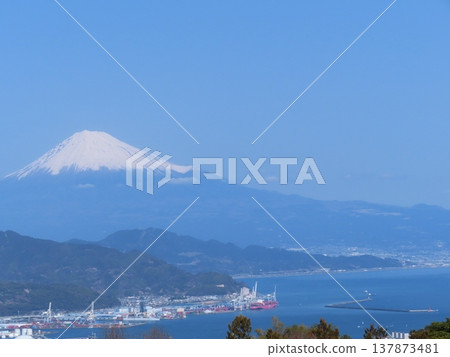 Scenery of Mt. Fuji and Shimizu Port 137873481