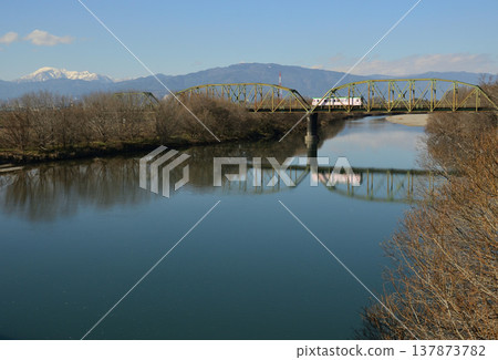 樽見鐵道跨越伊比川鐵路橋,背景是伊吹山。 樽見鐵道跨越伊比川鐵路橋,背景是伊吹山。 137873782