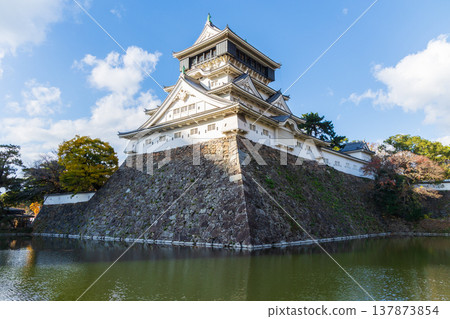 福岡縣北九州的秋天：小倉城及其天守閣掩映在秋葉之中。 137873854