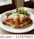 Croissant Croque Monsieur 137874002