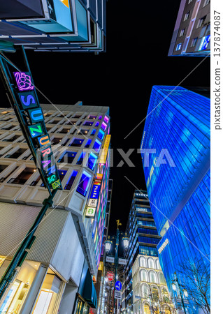 東京中央區銀座地區夜景，靠近銀座五丁目路口。 137874087