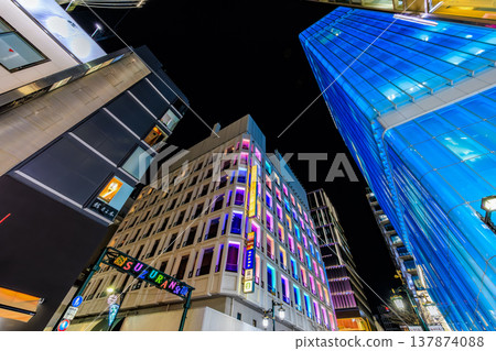 東京中央區銀座地區夜景,靠近銀座五丁目路口。 東京中央區銀座地區夜景,靠近銀座五丁目路口。 137874088