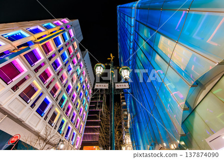 東京中央區銀座地區夜景，靠近銀座五丁目路口。 137874090