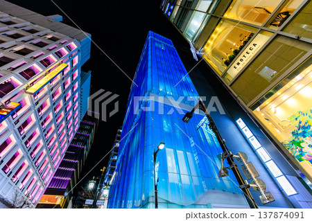 東京中央區銀座地區夜景，靠近銀座五丁目路口。 137874091