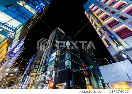 東京中央區銀座地區夜景，靠近銀座五丁目路口。 137874092