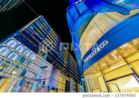 A night view of the Ginza area in Chuo Ward, Tokyo, near the Ginza 5-chome intersection. 137874093