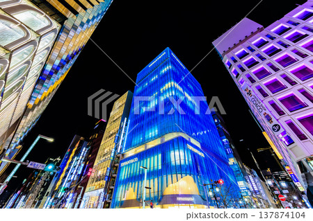 東京中央區銀座地區夜景，靠近銀座五丁目路口。 137874104