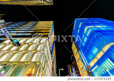 東京中央區銀座地區夜景，靠近銀座五丁目路口。 137874105