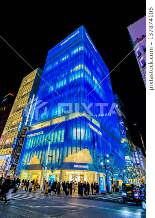 東京中央區銀座地區夜景,靠近銀座五丁目路口。 東京中央區銀座地區夜景,靠近銀座五丁目路口。 137874106