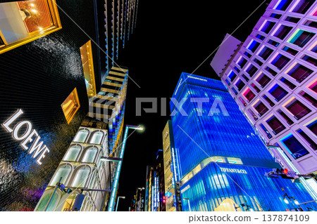 東京中央區銀座地區夜景,靠近銀座五丁目路口。 東京中央區銀座地區夜景,靠近銀座五丁目路口。 137874109