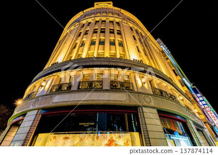 東京中央區銀座地區夜景,靠近銀座四丁目十字路口。 東京中央區銀座地區夜景,靠近銀座四丁目十字路口。 137874114