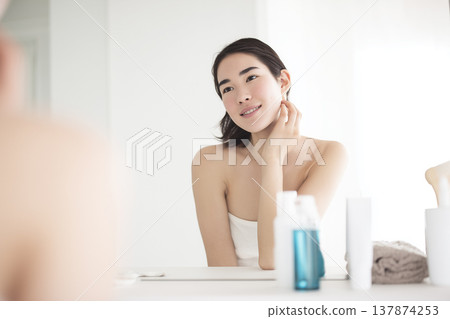 日本女性照鏡子：護膚、美容、浴室。 137874253