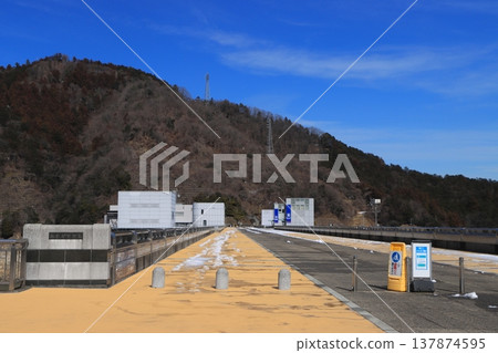 [Kanagawa Prefecture] The road on top of the massive Miyagase Dam 137874595