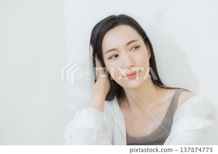 一個穿白襯衫的女人 一個穿白襯衫的女人 137874773