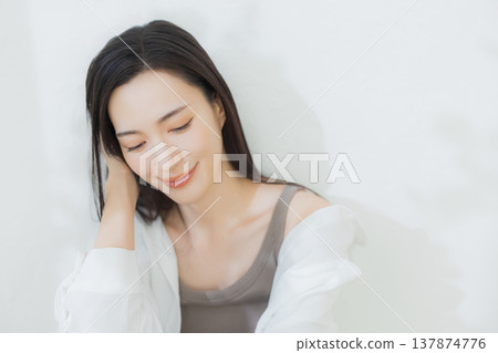 A woman with a white shirt 137874776