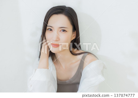 一個穿白襯衫的女人 一個穿白襯衫的女人 137874777