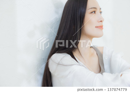 一個穿白襯衫的女人 137874779