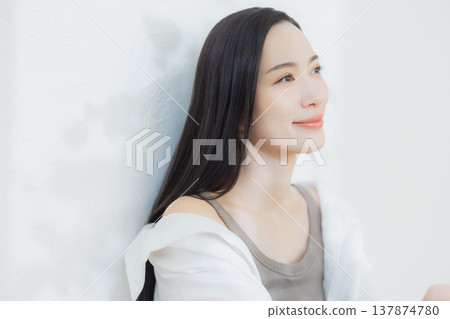 一個穿白襯衫的女人 一個穿白襯衫的女人 137874780