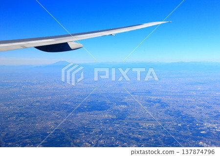 Tokyo Bay seen from an airplane 137874796