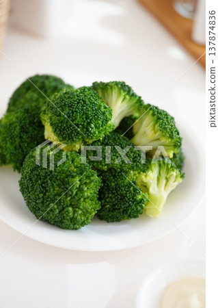 broccoli broccoli 137874836