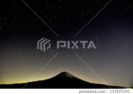 I photographed Geminid meteors and Mount Fuji against a pitch-black sky at Lake Tanuki in Fujinomiya City, Shizuoka Prefecture. I photographed Geminid meteors and Mount Fuji against a pitch-black sky at Lake Tanuki in Fujinomiya City, Shizuoka Prefecture. 137875243