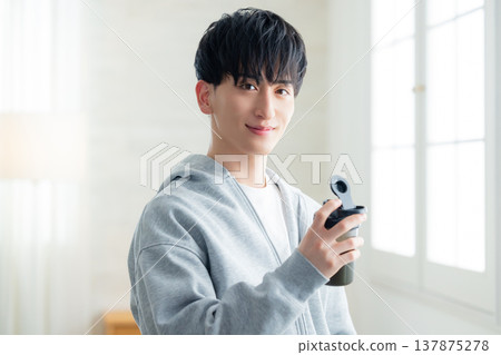 一名男子拿著蛋白粉搖杯 137875278