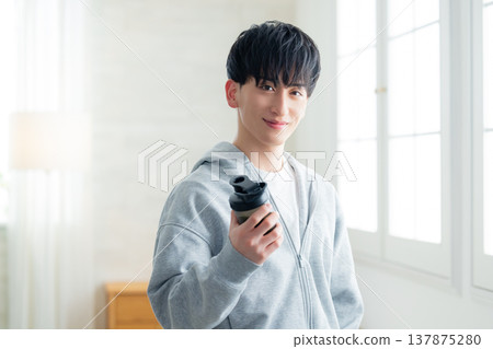 一名男子拿著蛋白粉搖杯 137875280