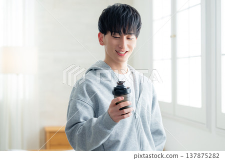 一名男子拿著蛋白粉搖杯 137875282