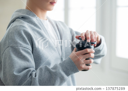 一名男子拿著蛋白粉搖杯 137875289