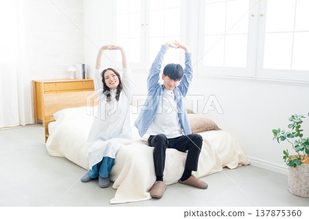 一對夫婦在臥室放鬆身心 137875360