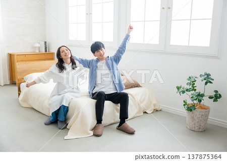 一對夫婦在臥室放鬆身心 137875364
