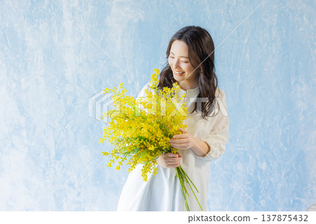 婦與一束含羞草 婦與一束含羞草 137875432