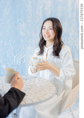 男人和女人在一家咖啡館聊天 男人和女人在一家咖啡館聊天 137875539