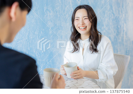 男人和女人在一家咖啡館聊天 男人和女人在一家咖啡館聊天 137875540