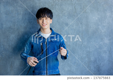 身穿牛仔工作服的男子 身穿牛仔工作服的男子 137875663