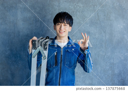 身穿牛仔工作服的男子 137875668