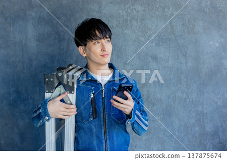 身穿牛仔工作服的男子 137875674