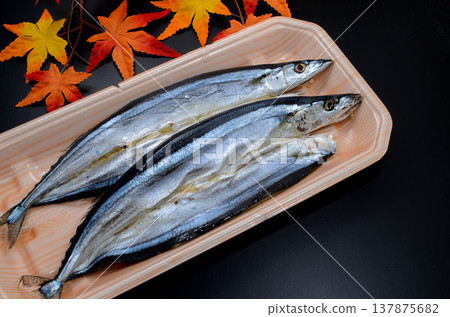 秋天是秋刀魚乾的季節。 秋天是秋刀魚乾的季節。 137875682