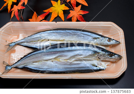 秋天是秋刀魚乾的季節。 秋天是秋刀魚乾的季節。 137875683
