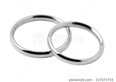 兩枚簡單的銀戒指(結婚戒指),背景透明(PNG)。 兩枚簡單的銀戒指(結婚戒指),背景透明(PNG)。 137875758
