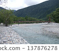 上高地的河景 137876278