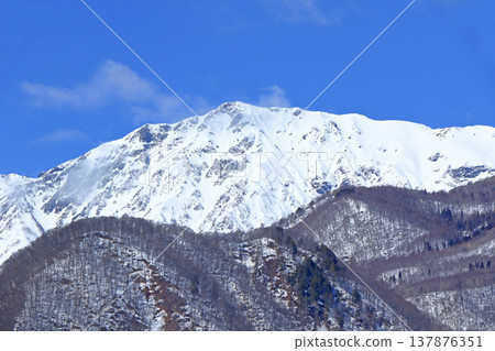 初春時節,從櫂池高原眺望白馬山 初春時節,從櫂池高原眺望白馬山 137876351