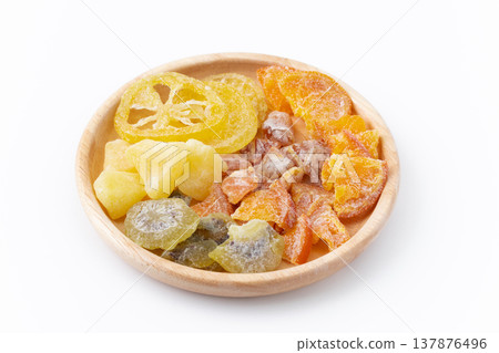 一盤乾果，背景是白色。 137876496