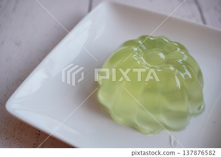 一張半透明的自製果凍的特寫——一種清爽的甜點。 137876582