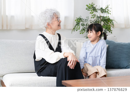 女孩和祖母家庭形象的兩張照片 137876829