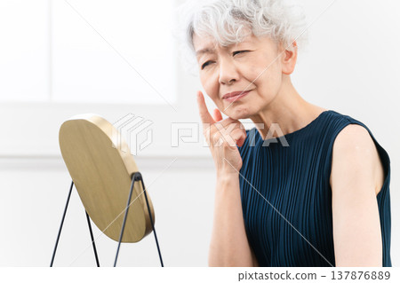 一位高級女性做皮膚護理的美容形象 一位高級女性做皮膚護理的美容形象 137876889