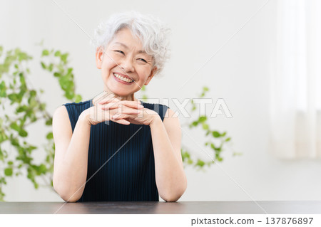 一位高級女性做皮膚護理的美容形象 一位高級女性做皮膚護理的美容形象 137876897