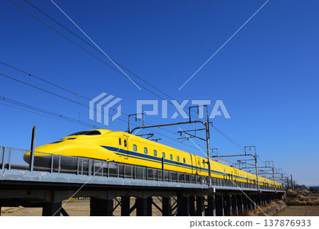 一位醫生在刈谷市的河岸邊行走 137876933