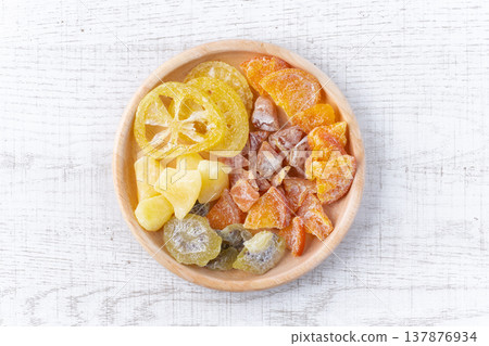 一盤乾果，背景是白色木紋。 137876934