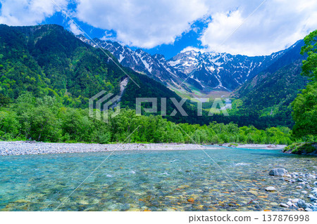 [Spectacular Scenery] Early Summer in Kamikochi: The lush greenery of the Hotaka mountain range and the Azusa River [Nagano Prefecture] 137876998
